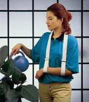 jovencita regando unas plantas con un cabestrillo de dos tiras