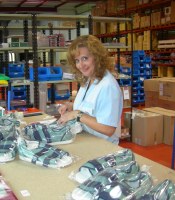 Foto de Marianela embalando sandlias no armazm