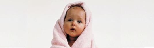 niña tapada con una toalla en la cabeza